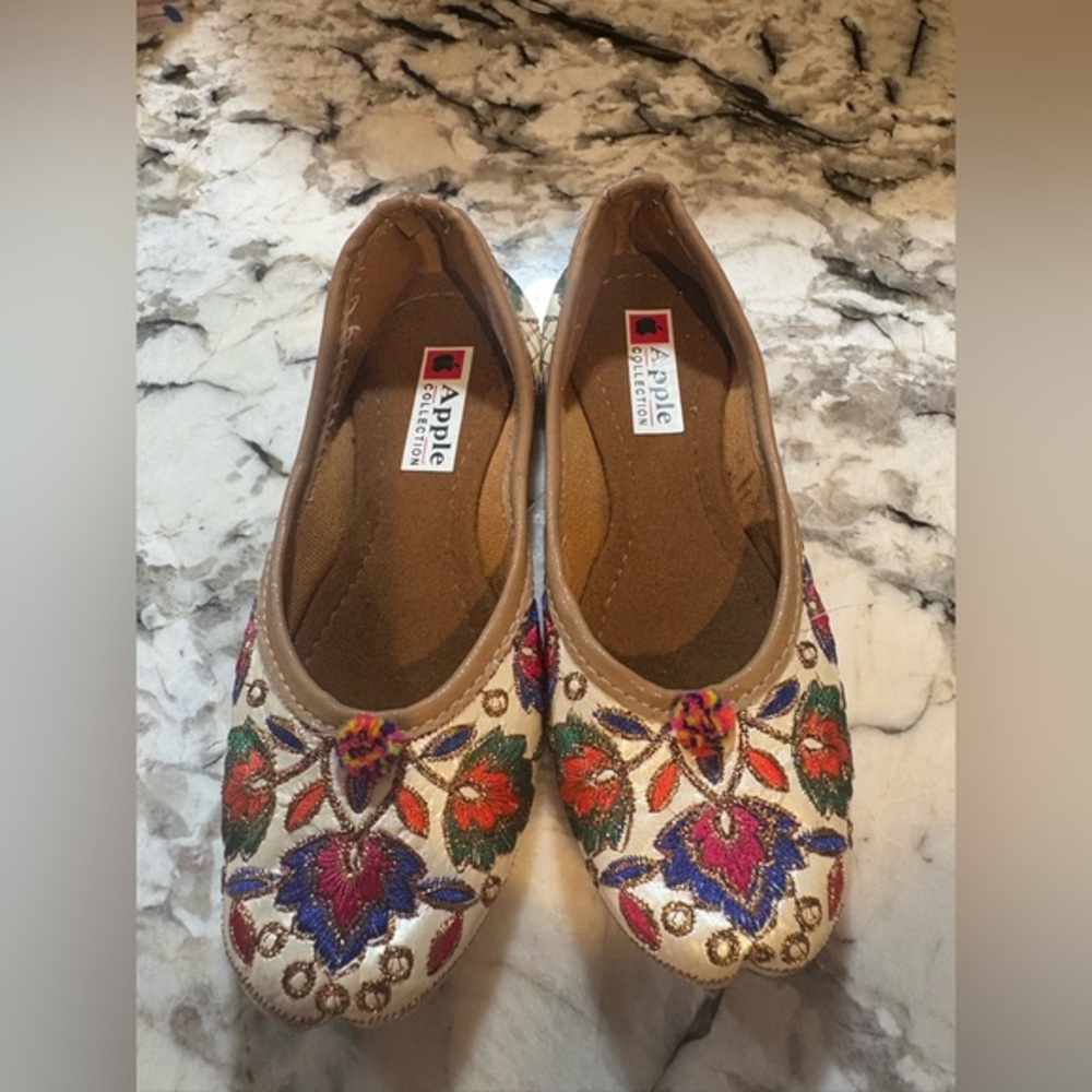 Apple Women's Floral Embroidered Flats - Cream and Multicolor